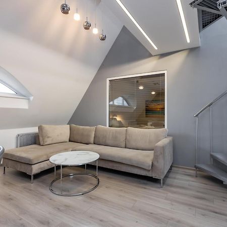 Penthouse Apartment With Terrace Riga Esterno foto